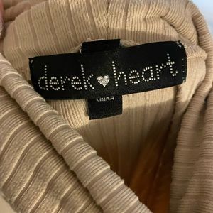 Derek heart crème colored turtle neck